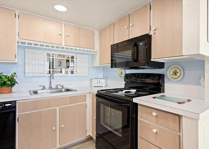 Lovely 2 Bedroom 9400 With Side Ocean View & Outdoor Pool!