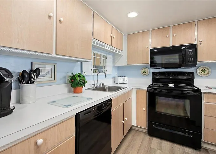 Lovely 2 Bedroom 9400 With Side Ocean View & Outdoor Pool! *