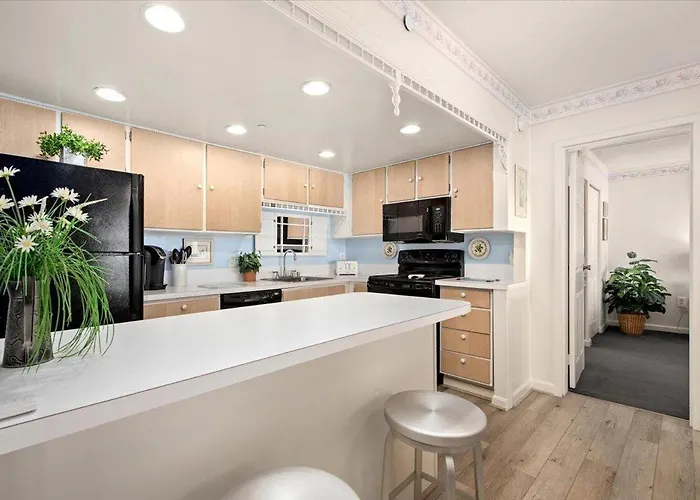 Lovely 2 Bedroom 9400 With Side Ocean View & Outdoor Pool! Ocean Stadt