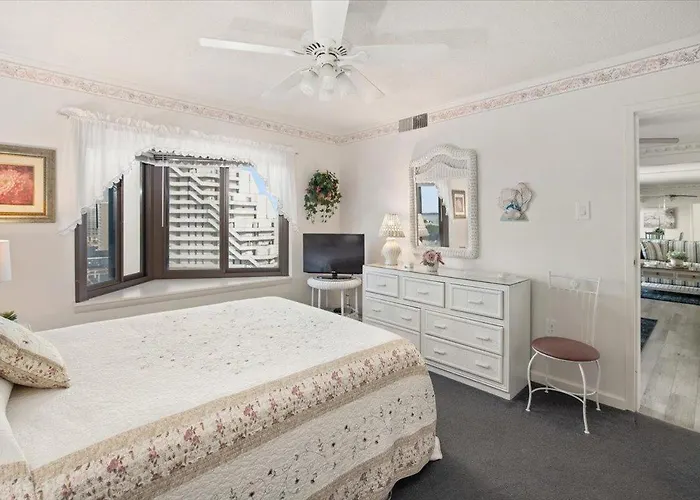 Lovely 2 Bedroom 9400 With Side Ocean View & Outdoor Pool!